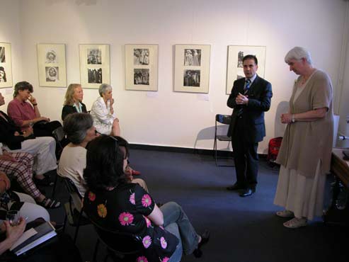 Seine Exzellenz M. Hocine Meghar, Botschafter der demokratischen Republik Algeriens, Dr. Marlise Hoff, Leiterin des Bereichs Kultur im Bezirksamt Berlin Mitte, Gudrun Koch